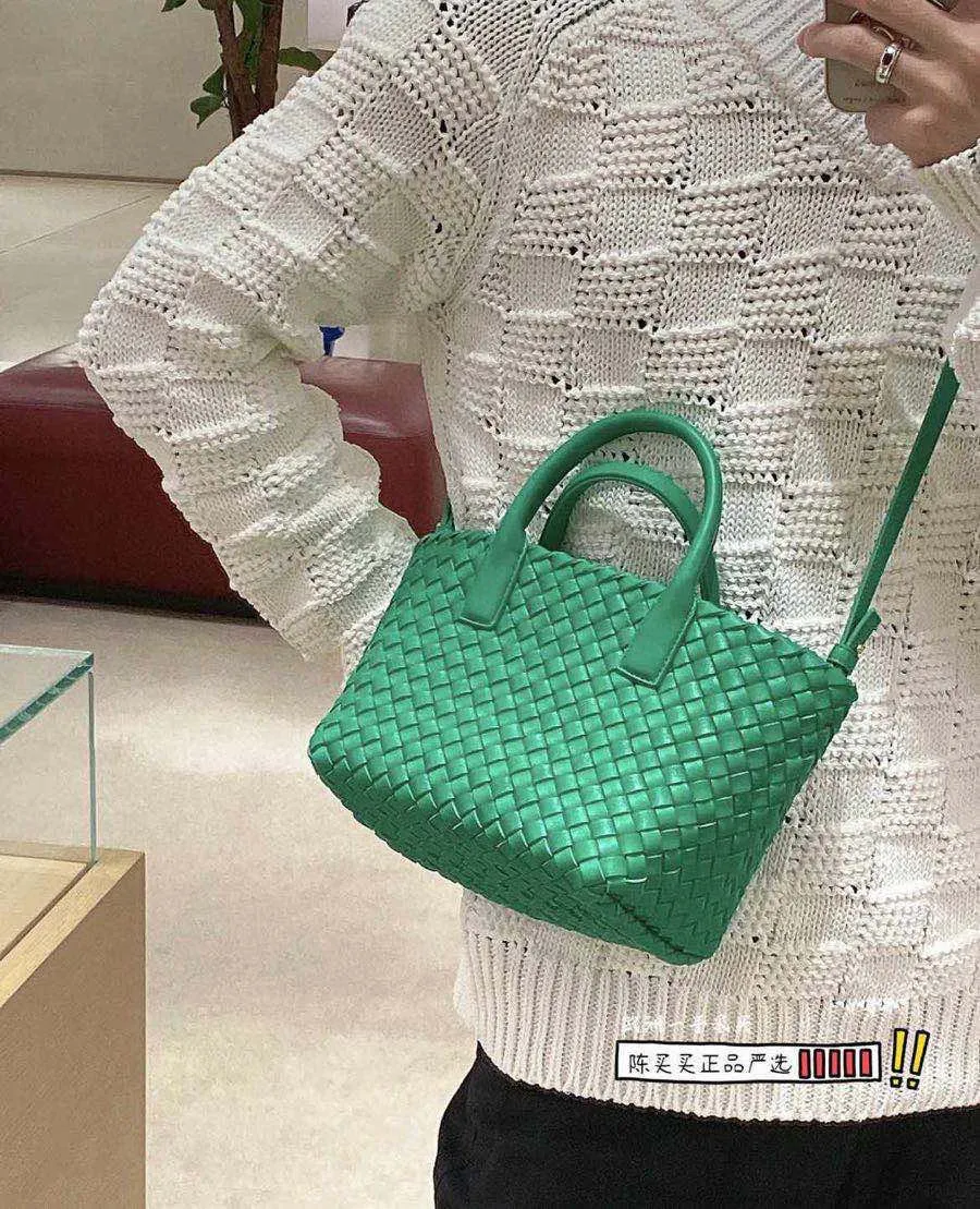 Mini and cute, even though it’s small, it can hold a tote vegetable basket—parrot green